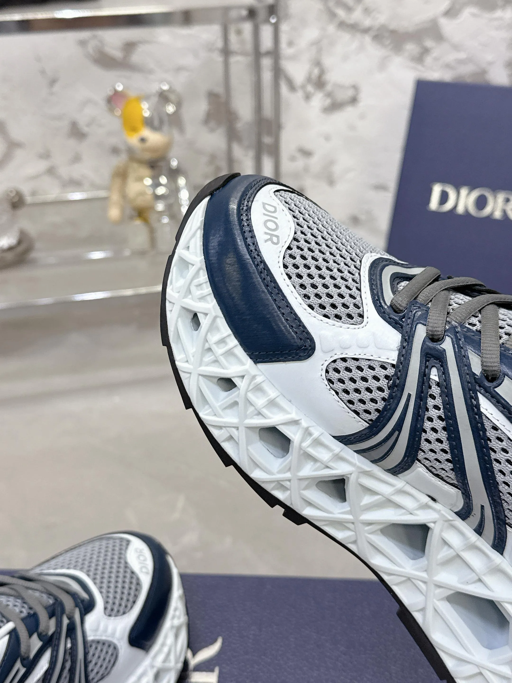 Factory price 780💰 Top version! ! ! Dior (B35) DIOR spring and summer men's wear show, the show was held at the Valle de Grasse School in Paris. Kim Jones drew inspiration from the works of South African artist Hylton Nel. The details of the shoes, clog soles and tribal elements, cleverly blended luxury craftsmanship and practicality, with fresh childishness and bright temperament, creating a new season hot spot. Dior KAWA Dior co-branded casual sports shoes reinterpret running shoes with Dior's high-end style. B35 is made of fine-textured leather and mesh fabric materials. It can be worn in all seasons, is comfortable and breathable, and has multiple lines on the shoe body to outline details. It has a full retro three-dimensional feel and can create a casual look all year round! Fabric: Cowhide/customized cloth material Lining: Imported breathable mesh Outsole: Original molded outsole Size: 39-46 (customized at 45.46)